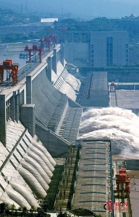 A tour of the Three Gorges Dam reveals the scale of the largest hydroelectric project in the world. #ThreeGorgesDam #dam #china #bon Friendship Day Thoughts, Space Theories, China Video, Bridges Architecture, Three Gorges Dam, Hydroelectric Dam, Architectural Engineering, Hydro Electric, Bridge Building