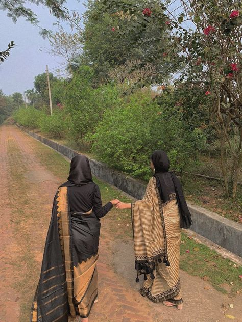 #desiaesthetic #desiinspo #desi #southasian #browngirls #besties #friends #sareeaesthetic #sareeinspo #hijabi #hijabaesthetic Saree With Hijab For Farewell, Hijabi Saree Aesthetic, Onam Saree With Hijab, Desi Bestie Pose, Hijabi In Saree, Saree Pose With Bestie, Desi Friends Photoshoot Ideas, Aesthetic Saree Poses With Friends, Aesthetic Photo With Bestie