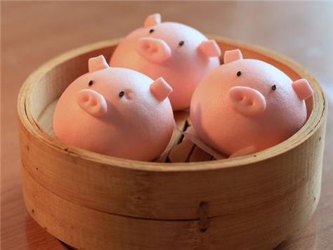 BBQ pork buns in a steamer. Piggy Cake, Kawaii Bento, Kawaii Dessert, Steamed Cake, Pork Buns, Bento Recipes, Peppa Pig Birthday, Bread Bun, Japanese Dessert