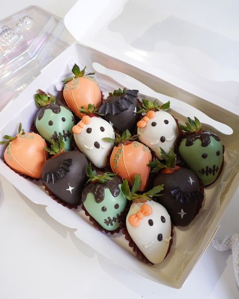 Spooky never tasted so sweet! 👻🍫🍓 Now available! ✨ Halloween-themed chocolate-covered strawberries! Available in a 6 or 12 pack. DM to order. . . . #vancouver #vancouvereats #vancouvertreats #yvreats #vancouverfoodie #vancityfoodie #chocolatecoveredstrawberries #yvrstrawberries #yvrsweets #giftideas #vancouvergifts #dippedstrawberries #dippedfruit #chocoberries Cute Halloween Chocolate Covered Strawberries, Ghost Strawberries White Chocolate, Chocolate Strawberries Halloween, Spooky Chocolate Covered Strawberries, Fall Chocolate Covered Strawberries, Spooky Strawberries, Spooky Berries, Halloween Strawberries, Halloween Chocolate Covered Strawberries