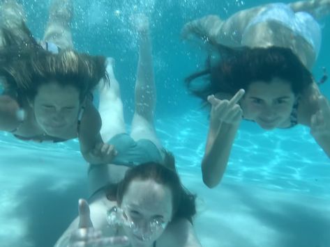 Swimming Pool Pictures With Friends, Pool Asthetic Picture, Pool Photoshoot Ideas Friends, Underwater Photography Pool, Swimming Pool Pictures, Underwater Photoshoot, Pool Poses, Swimming Pool Photos, Underwater Pictures