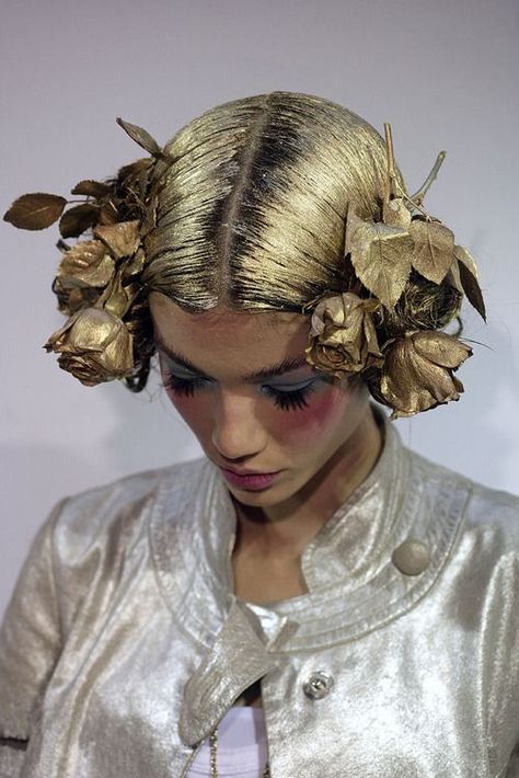 Like the styling of the hair with the floral piece and then the painting.  Could be very statuesque. Avant Garde Hair, Flowers In Her Hair, Foto Art, Gold Hair, Boho Vintage, John Galliano, Steam Punk, Hair Art, Headdress