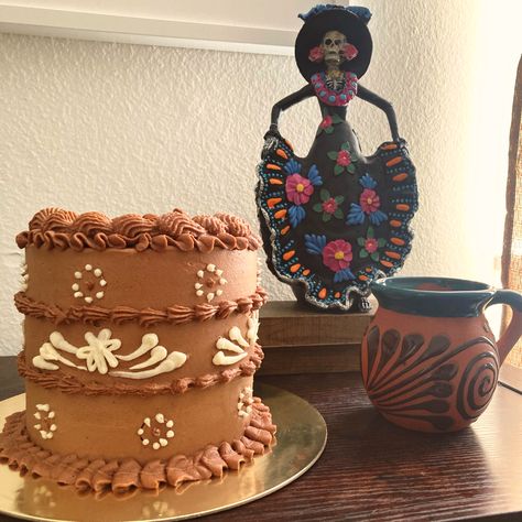 Barro Cake, Old Mexican Aesthetic, Cantarito Cake, Mexican Cake Decoration, Mexican Inspired Cake, Mexican Style Cake, Mexican Barro Decor, Mexican Cake Ideas, Mexican Birthday Cake