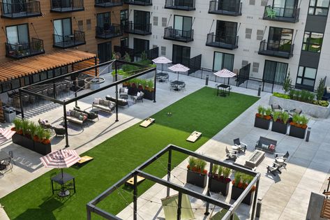 Apartment Complex Courtyard, Apartment Complex Amenities, Apartment Courtyard Ideas, Apartment Courtyard, Apartment Outdoor Space, Small Apartment Complex, Open Space Architecture, Urban Spaces Design, Urban Furniture Design