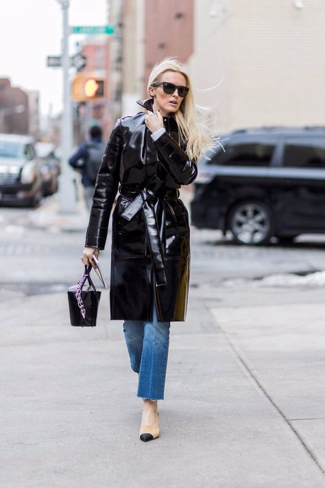 15 Fresh Ways to Wear Jeans For Fall That Require Little to No Effort New York Girl, Winter Street Style, Girl Essentials, Spring Wardrobe Essentials, Anna Dello Russo, Winter Street, Moda Paris, Looks Street Style, Raincoats For Women