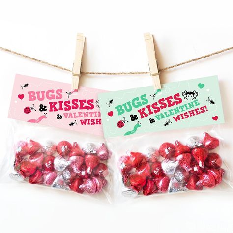 Bugs and kisses and Valentine wishes!💚🐞🐛🕷🐜❤️ How cute would these be with a few plastic bugs thrown in with the chocolate kisses?! Or even gummy worms or bugs?😍 Printable Valentines For Kids, Bugs And Kisses, Kids Treat Bags, Treat Bag Toppers, Valentine Treat, Confetti Bags, Diy Valentines Cards, Printable Holiday Card, Valentine Wishes