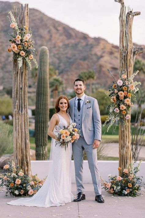 Our latest blog post unveils the enchanting world of soft colors and desert blooms, capturing the essence of a dreamy Mountain Shadows wedding ceremony. From pastel palettes to breathtaking desert landscapes, explore the magic of this unique wedding reception. Discover tips for incorporating soft hues into your wedding flowers, including bouquets, and get inspired by the romance of saying 'I do' under the desert sun. Photographer, Wynsum Marrow #WeddingInspiration Desert Boho Wedding Flowers, Desert Garden Wedding, Desert Theme Wedding Decor, Desert Wedding Flowers, Spring Desert Wedding, Desert Wedding Colors, Desert Theme Wedding, Desert Wedding Ceremony, Disco Desert