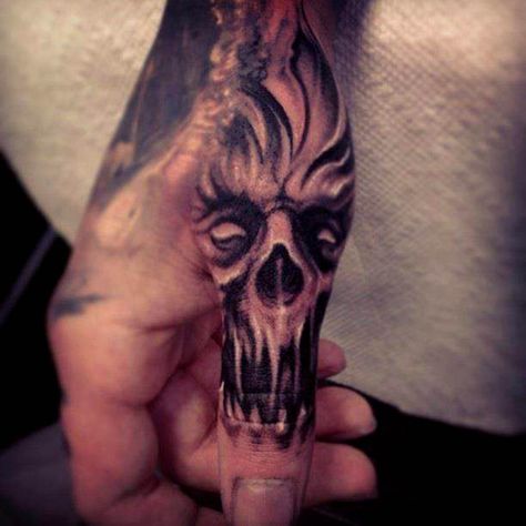 Thumb tattoo Skull Finger Tattoos, Herren Hand Tattoos, Wörter Tattoos, Painless Tattoo, Thumb Tattoos, Evil Skull Tattoo, Skull Hand Tattoo, Skull Sleeve, Skull Sleeve Tattoos