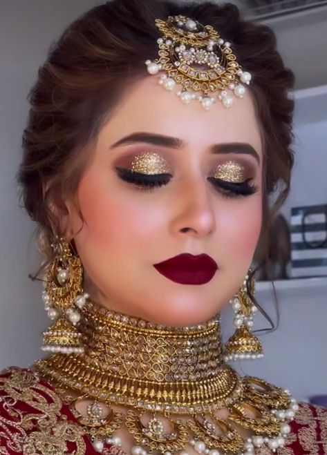 Bridal Hairstyles For Barat, Latest Bridal Makeup Indian, Barat Makeup Look, Bridal Makeup Looks Indian, Bridal Look Pakistani, Pakistani Bride Makeup, Mehndi Look For Bride, Powders For Oily Skin, Pakistani Bridal Look