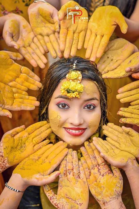 Sadi Haldi Photo, Haldi Girls Shoot, Haldi Closeup Photo, Haldi Photoshoot Brides, Haldi Photo Poses, Haldi Shoot Poses, Haldi Photography Ideas For Bride, Haldi Stills, Haldi Video