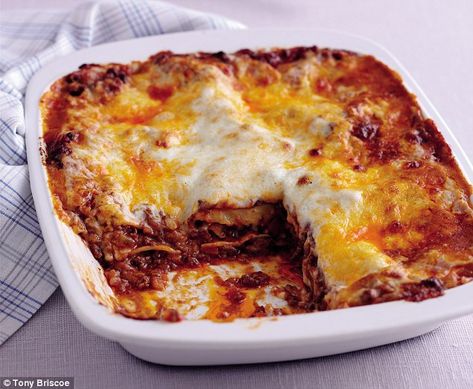 Mary Berry Recipes, Bolognaise Sauce, Mary Berry Cooks, Beef Lasagne, British Foods, Bake Off Recipes, Mary Berry Recipe, Lasagne Recipes, Merry Berry