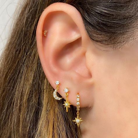 Girls Crew Earrings, 3rd Ear Piercing Ideas, Pircing Ears Girl, 3 Lobe Piercings And 1 Cartilage, Three Piercings Ears, 3 Lobe Piercings Ideas, Third Ear Piercing, Triple Ear Piercing, Triple Piercing