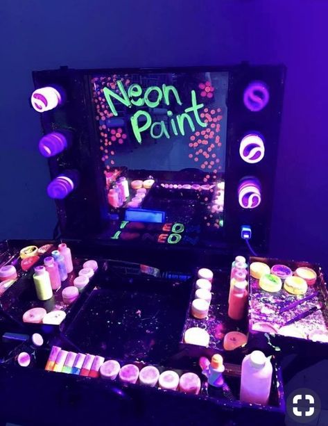 Neon Sweet 16, 17. Geburtstag, 14th Birthday Party Ideas, Glow In Dark Party, Neon Birthday Party, Sweet Sixteen Birthday Party Ideas, Glow Birthday Party, Neon Paint, Sweet 17