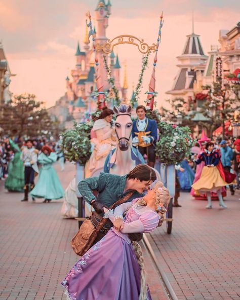 Disney Ballgowns, Real Life Disney Characters, Disney World Aesthetic, Disney World Princess, Couples Disney, Disneyland World, Disney Cute, Gif Png, Disney Photo Ideas