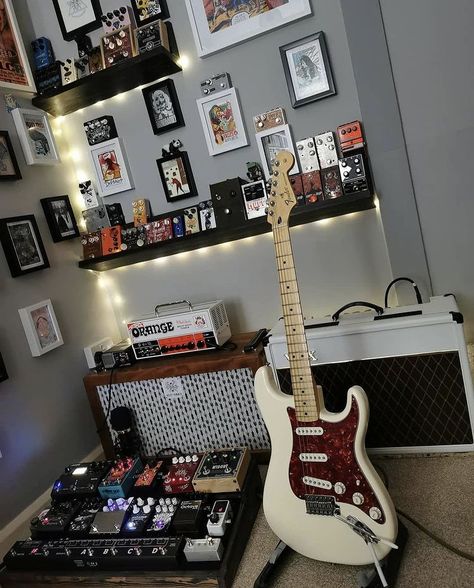 Guitarist Room Ideas, Guitar Home Studio, Guitarist Bedroom, Guitar Office, Musician Bedroom, Guitar Setup, Home Studio Design, Flat Interior Design, Guitar Aesthetic