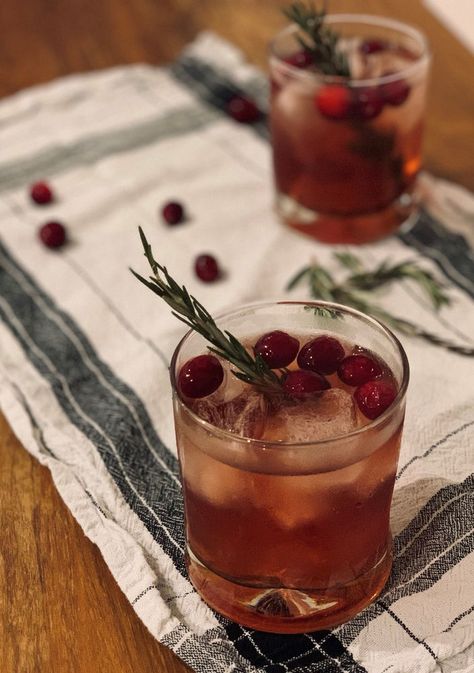 Autumn Cocktail, Rosemary Cocktail, Fall Drink Recipes, Cranberry Cocktail, Perfect Sweater, Frozen Cranberries, Winter Cocktails, Fall Cocktails, Fall Drinks