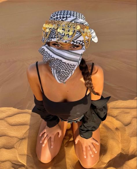 Egypt Women Outfit, Egypt Ideas Photo, Dubai Fashion Aesthetic, Dubai Inspo Pics, Dubai Pics Ideas, Dubai Girl Aesthetic, Arabic Outfits For Women, Egypt Aesthetic Outfits, Dubai Aesthetic Outfits