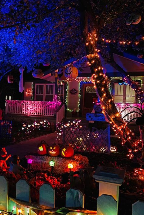 Halloween Early 2000s, Halloween Aesthetic House, Bright Halloween Decor, Halloween House Aesthetic, 90s Halloween Decorations, Halloween Exterior Decorations, Halloween House Exterior, Halloween Exterior Decor, Halloween Decorated House