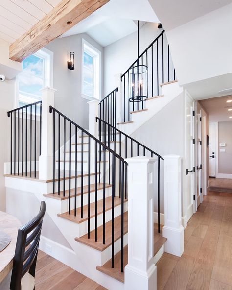 Industrial with a mix of comfort for this wrought iron  wood stairwell! Farmhouse Staircase Decor, Modern Farmhouse Staircase, Farmhouse Staircase, درج السلم, Staircase Decor, Lan Can, Design Industrial, Stair Railing, Modern Farmhouse Style