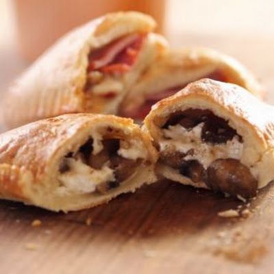 Pizza Pockets (Pioneer Woman) @keyingredient #cheese #bacon #italian Pizza Pockets Recipe, Pockets Recipe, Pizza Pockets, Pioneer Woman Recipes, Ree Drummond, Freezer Cooking, Make Ahead Meals, The Pioneer Woman, Pioneer Woman