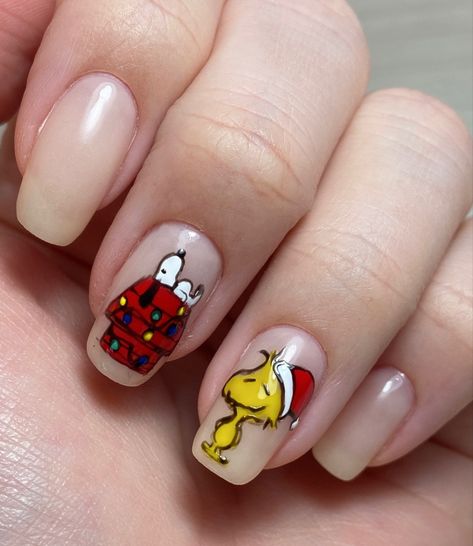 Snoopy sleeping on his house and Woodstock wearing a Christmas hat Charlie Brown Nails Christmas, Christmas Nails Snoopy, Peanuts Christmas Nails, Snoopy Nails Christmas, Christmas Snoopy Nails, Snoopy Thanksgiving Nails, Grinch Nails Designs Easy, Woodstock Nails, Snoopy Christmas Nails