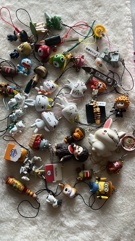 Cool Keychains Aesthetic, Keychains On Bag, Domo Keychain, Stuff I Want To Buy, Cool Trinkets, Cute Collectibles, Backpack Accessories Keychain, Anime Trinkets, Japan Trinkets