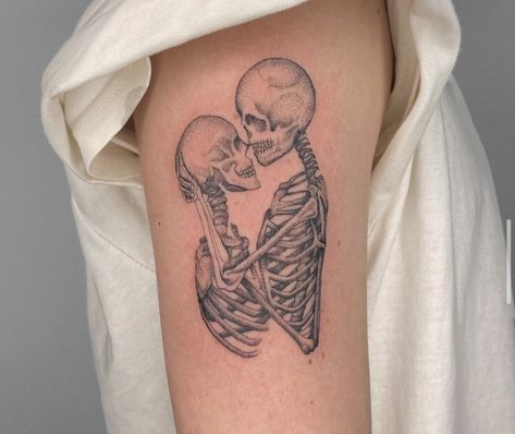 Klimt Tattoo, Skull Couple Tattoo, Upper Arm Tattoo, Emo Tattoos, Happy Thanksgiving Everyone, Rose Drawing Tattoo, Skeleton Tattoo, Irish Tattoos, Skeleton Tattoos