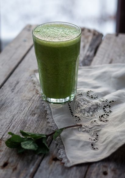 Smoothie vert aux poires, oranges & sirop d’érable - Recette | Trois fois par jour Smoothie Popsicles, This Week, Dessert Smoothie, Gut Flora, Healthy Bacteria, Milk Shakes, Breakfast Smoothies, Smoothie Shakes, Fresh Fruits And Vegetables