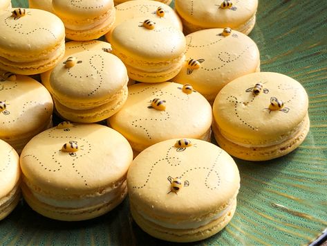 Honey Macarons, Bee Food, Bee Cookies, Honey Bee Baby Shower, Dessert Original, Bee Cakes, Bee Baby Shower Theme, Macaroon Recipes, Cute Baking