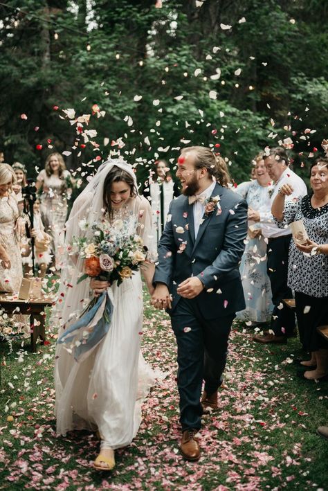 Confetti Wedding Photo, Flower Confetti Wedding, Petal Toss Wedding, Dried Flower Confetti, Flower Petals Wedding, Rose Petals Wedding, Confetti Photos, Flower Confetti, Wedding Send Off