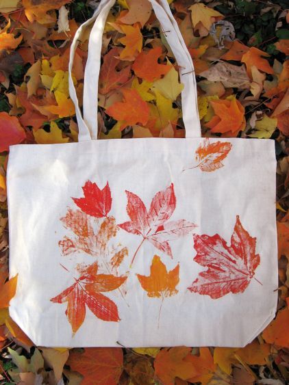 Possibilities for this fall inspired DIY are endless!  Napkins, table runner, bags, fabric, pillows.  Going to have to try this one! Autumn Leaves Craft, Crafts Vintage, Diy Tote, Tote Bag Tutorial, Diy Snowman, Painted Bags, Tanah Liat, Leaf Crafts, Autumn Crafts