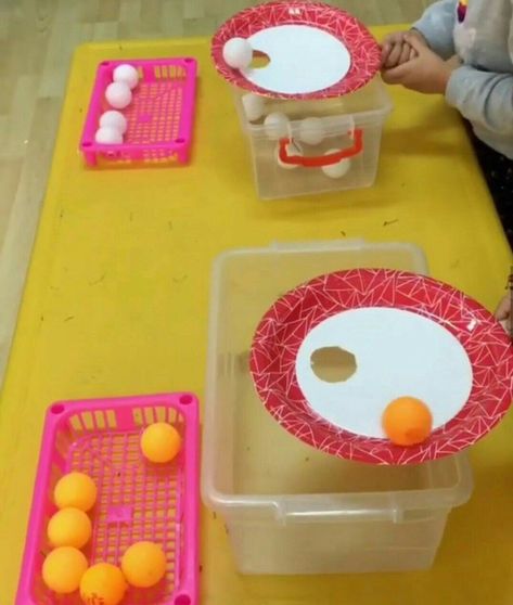 Balancing Ping Pong Ball Paper Plate Game- great hand eye coordination skill building Fun Christmas Party Ideas, Backyard Party Games, Funny Christmas Games, Christmas Games For Family, Fine Motor Activities, Gross Motor, Gross Motor Skills, Christmas Games, Kids Crafts