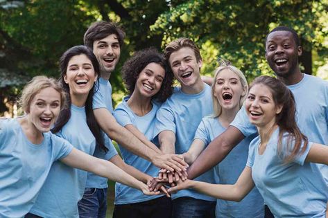 Teach youth the power of kindness with these helpful random acts ideas for families, teachers, camp counselors and youth leaders. Youth Volunteer, Morning Announcements, Volunteer Activities, Kindness Projects, Kindness Activities, Youth Leader, Happy Stories, Camp Counselor, Internship Program