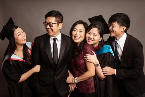 Graduation Photoshoot Men Studio, Graduation Studio Photoshoot Ideas Family, Graduation Family Photoshoot Studio, Graduation Photoshoot Indoor, Graduation Photo Studio Ideas, Graduation Photoshoot With Family, Photo Wisuda Studio Keluarga, Graduation Family Photos, Indoor Graduation Photoshoot Ideas