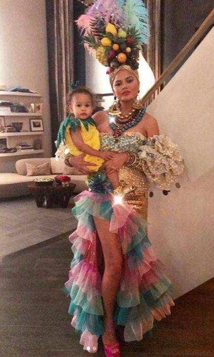 Chrissy Teigen and daughter Luna Legend coordinated this Halloween. The cookbook author fittingly dressed as Carmen Miranda with her and John's baby girl dressing as a pineapple. Halloween Celebrities, Carmen Miranda Costume, Havana Party, Havana Nights Party, Bathroom Cupboards, Costume Carnaval, Havana Nights, Carmen Miranda, Diy Kostüm