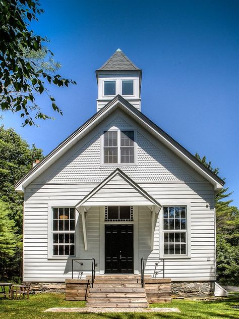 This Catskills home and inn used to be a one-room schoolhouse back in 1893. Take a tour inside this converted property. It's for sale. Schoolhouse Style Home, Remodeled Schoolhouse, Old School House Renovation, Empty Nester House Plans, One Room Schoolhouse, Old Home Renovation, Schoolhouse Style, Cabin Renovation, Old Schoolhouse