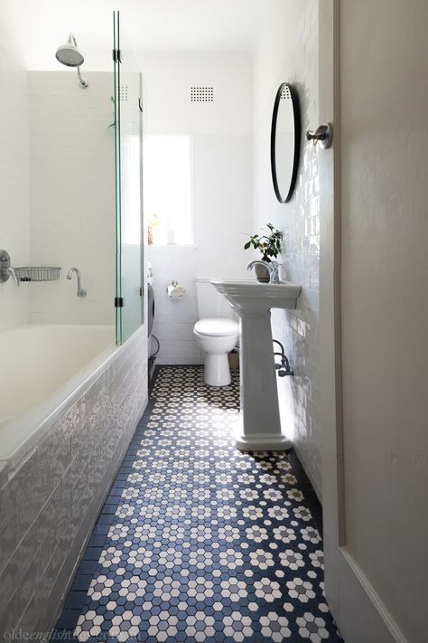 This light-filled bathroom harks back to the aesthetically lavish era of the roaring Art Deco years. A delicately ornate mosaic feature floor, coupled with an organic-edge wall tile, ceremoniously marries heritage pizzazz with modern cleanliness, for a fresh, character-filled finish. Mosaic Floor Bathroom, Tile Arrangement, Geometric Tiles Bathroom, Mosaic Bathroom Floor, Traditional Bathroom Tile, Mosaic Floor Tiles, Bathroom Upstairs, Heritage Bathroom, Laundry Room Lighting