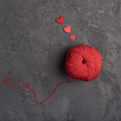 Bola de lana roja sobre fondo de pizarra | Free Photo #Freepik #freephoto Crochet Wallpapers, Crochet Photography Props, Crochet Photography, Doodle Background, Wallpaper Instagram, Creative Knitting, Crochet Supplies, Red Yarn, Yarn Thread