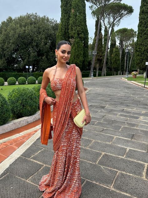 Hindu Wedding Outfit Guest, Sari Dress Modern, Punjabi Jaggo Outfits, Modern Indian Wedding Dress, Hindu Outfit, Roka Outfits, Jaggo Outfit, Punjabi Clothes, Sabyasachi Dresses