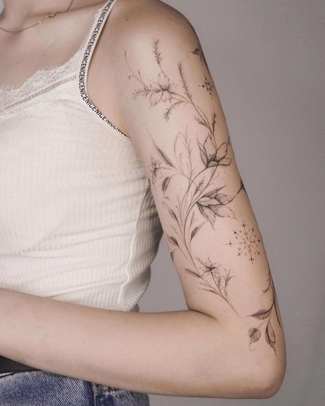 Tattoo Brazo Mujer, Tato Naruto, Abstract Flower Tattoos, Natur Tattoo Arm, Arm Wrap Tattoo, Tato Maori, Feminine Shoulder Tattoos, Delicate Flower Tattoo, Tato Naga