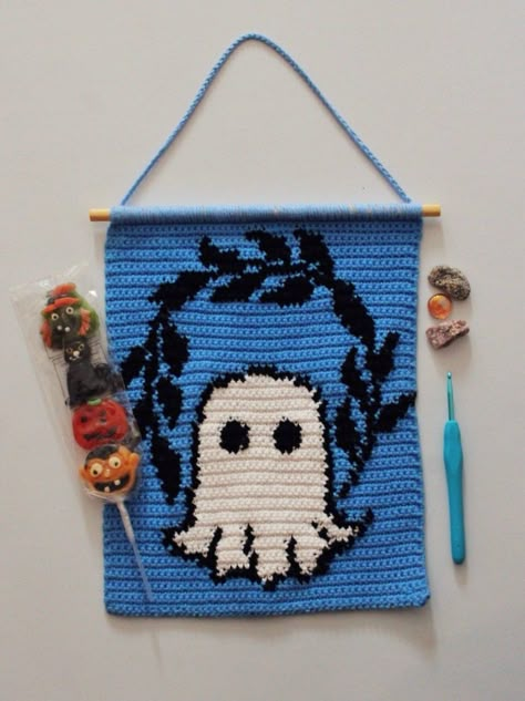 DIGITAL CROCHET PATTERN | THIS LISTING IS NOT FOR A PHYSICAL ITEM This cute little ghost is ideal for decorating your room not only on Halloween but throughout the year. I included step-by-step instructions and some other material that will help you if you are not familiar with color change and tapestry crochet! The PDF includes: - Image chart - Written pattern instructions - How to change colors - Intarsia and tapestry crochet (I used the intarsia method in this project) - Ways to block your wo Ghost Tapestry Crochet Pattern, Halloween Crochet Tapestry, Free Crochet Tapestry Patterns, Tapestry Crochet Patterns Free, Colorwork Crochet, Crochet Pour Halloween, Trippy Tapestry, Crochet With Cotton Yarn, Confection Au Crochet