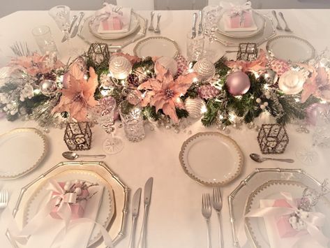 Pink And White Christmas Table Setting, Pink Christmas Table Decorations Centerpiece, Pink And Gold Christmas Table Decor, Pink Christmas Dinner Table, Pink Christmas Table Decorations, Rose Gold Christmas Table Setting, Sismas Party, Pink Christmas Tablescapes, Christmas Dinner Party Table Decor