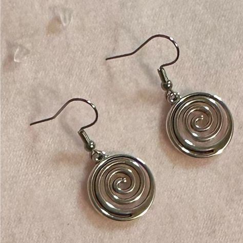 Swirl Spiraling Earring Silver Brand New For Girls Women Boy Men Men’s Women’s Unisex Silver Tone Spiral Earrings. *Brand New. *Silver Tone. *Earrings Size: 3cm/1.5 Inches Approximately. *Material: Stainless Steel And Aluminum Alloy. *Occasion: Casual, Formal, Going Out, Work, School, Gifting, Etc. *Style: Goth Grunge Aesthetic Vintage Y2k 2000s Emo Punk 90’s. Will Ship Next Day Or Same Day If Possible. Tags: #Y2k #Vintage #Earrings #Coquette #Swirl Pendant Balletcore Indie Grunge Streetwear Pre Earrings For Emo, Goth Silver Jewelry, Fun Silver Earrings, Silver Earrings Stud, Old Silver Jewellery, Punk Jewelry Aesthetic, Y2k Grunge Jewelry, Silver Vintage Jewelry, Edgy Jewelry Earrings