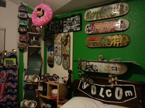 Skaters bedroom Skater Decor Ideas, Skater Rooms Bedrooms, Bedroom Skater Aesthetic, Skater Bedroom Ideas, Skater Boy Room Aesthetic, Bedroom Ideas Skater, Skater Boy Bedroom, Skater Girl Bedroom, Skater Girl Room Ideas