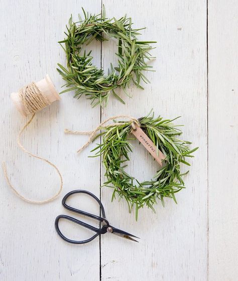 Rosemary Wreaths, Green And White Christmas Decor, Green And White Christmas, Holiday China, French Country Christmas, Summer Christmas, White Christmas Decor, Natural Christmas, Holiday Sparkle