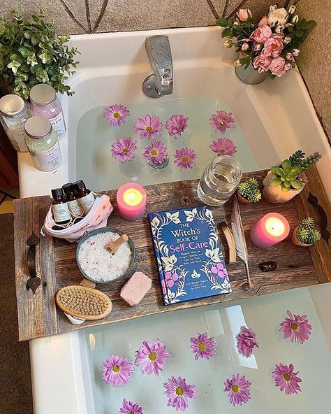 Silvester Diy, Aesthetic Bath, Bath Aesthetic, Spiritual Bath, Witch Books, Witch Aesthetic, Relaxing Bath, Green Witch, Bath Tub