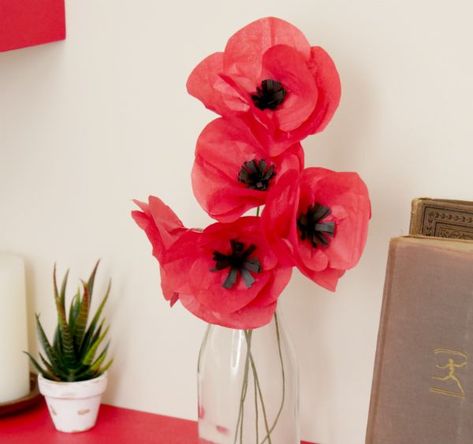 How to make paper poppies Paper Carnations, Paper Poppies, Flowers Paper Craft, Poppy Decor, Thrifty Crafts, Poppy Craft, Pta Ideas, Tissue Paper Flowers Diy, Remembrance Day Poppy