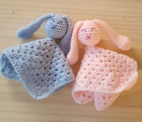 Knuffeldoekjes haken: Leuke patronen op een rijtje gezet - Breiclub.nl Easy Crochet Patterns Free Beginners, Baby Bunny Outfit, Crochet Baby Projects, Crochet Lace Edging, Bunny Outfit, Haken Baby, Baby Projects, Baby Bunny, Crochet Baby Hats