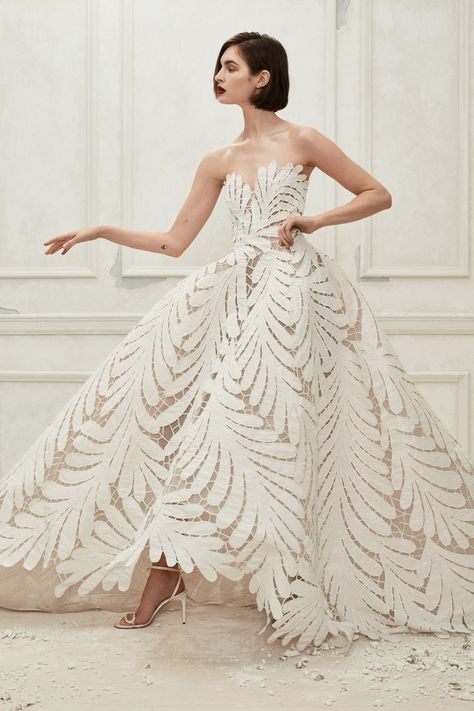 Oscar de la Renta Bridal Fall 2019  collection, runway looks, beauty, models, and reviews. Autumn Bridal, Gaun Fashion, Most Beautiful Wedding Dresses, Beauty Dress, Bridal Fashion Week, Ținută Casual, Fall Wedding Dresses, Best Wedding Dresses, Moda Vintage