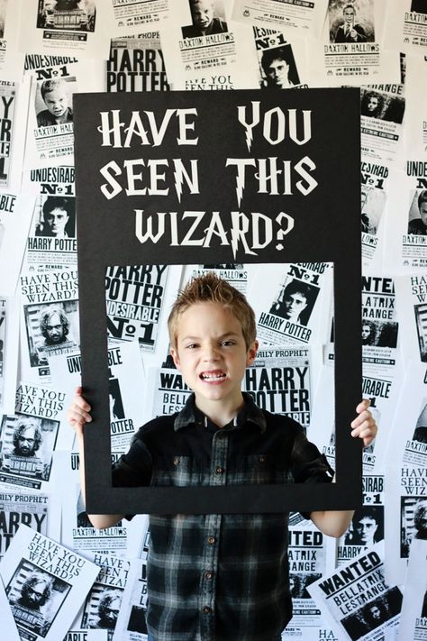 Harry Potter Photo Booth with Props - How fun would this be at a Harry Potter themed Halloween party?? Harry Potter Photo Booth, Harry Potter Motto Party, Harry Potter Weihnachten, Baby Harry Potter, Harry Potter Photo, Harry Potter Party Decorations, Harry Potter Day, Harry Potter Christmas Decorations, Classe Harry Potter